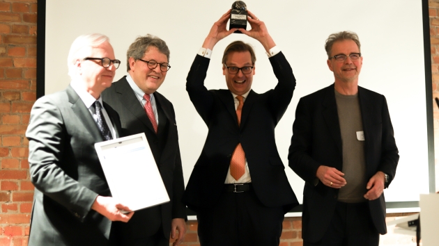 Bastian Fassin und Tobias Bachmüller von Katjes mit 'G·E·M Award' geehrt - Tobias Bachmüller (l.) und Bastian Fassin (2.v.r.) von Katjes Fassin nehmen den Award von Jens Lönneker (r., Geschäftsführender Vorstand der G·E·M) und Laudator Dr. Reinhard Zinkann (2.v.l., Miele) entgegen - Quelle: Lili Zwirner
